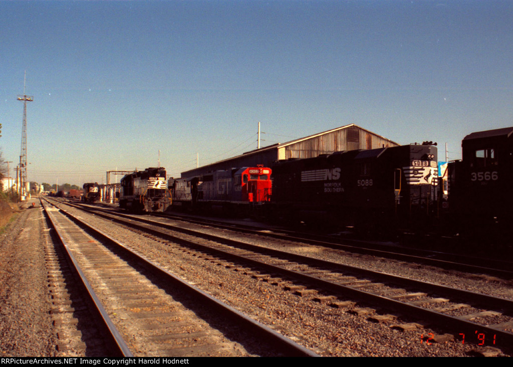 NS 5088 and others in Glenwood Yard